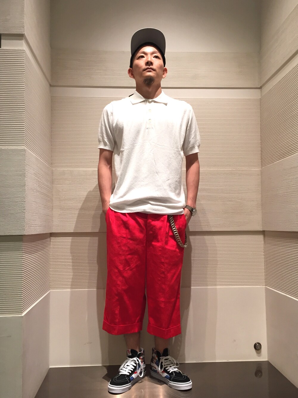 「LAスタイル、スケータースタイル、ポロシャツ、ハバーサック、nanouniverse、リゾートスタイル」｜「STONE ISLANDのアイテム（キャップ、グレー系）」を使った、NANO・UNIVERSE LIBRARY 新宿 STAFFさん（メンズ・170cm）の夏コーディネートの1枚目の写真