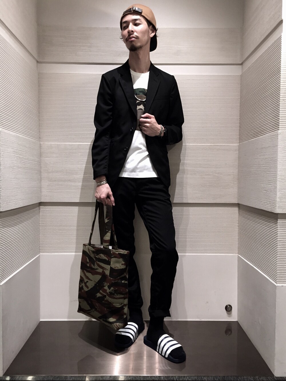 「ナノユニバース、nano・universe、nano universe、COMME des GARCONS、COMME des GARCONS HOMME PLUS、セットアップ、ジャケット、ジャケットスタイル、カモ柄、サンダル」｜「COMME des GARCONS HOMMEのアイテム（スラックス、ブラック系）」を使った、NANO・UNIVERSE LIBRARY 新宿 STAFFさん（メンズ・170cm）の夏コーディネートの1枚目の写真