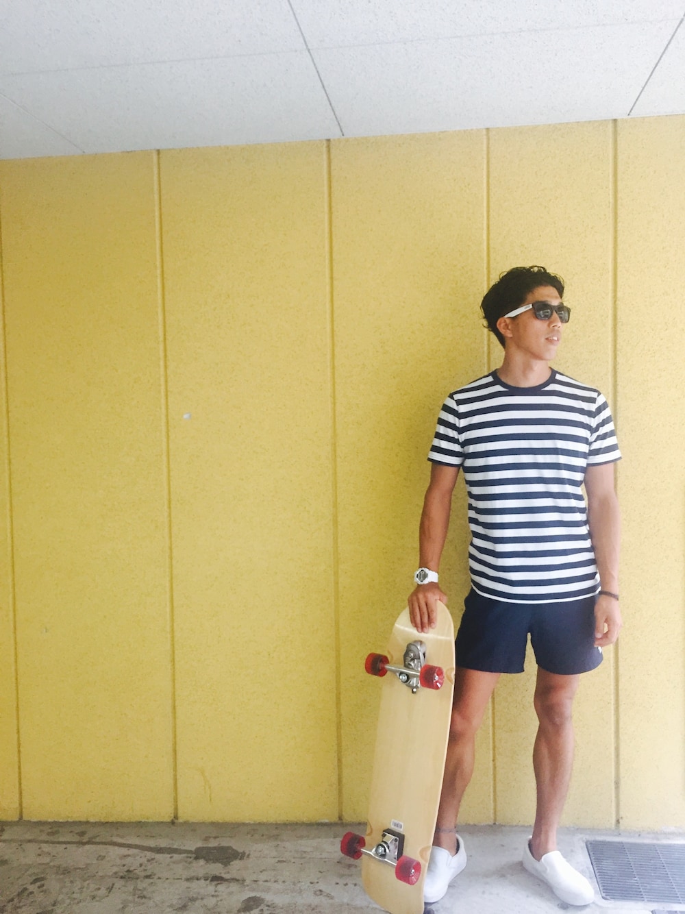 「水着、バンズ、ネイビー、スケボー、サングラス」｜「VANSのVans Sunglasses（サングラス、ホワイト系）」を使った、takaboooさん（メンズ・182cm）の夏コーディネートの1枚目の写真
