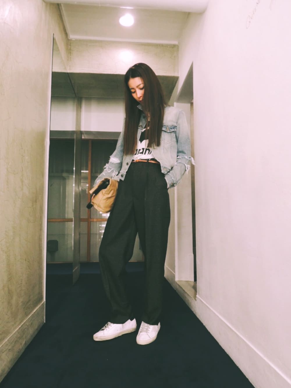 SAINT LAURENT PARISのデニムジャケットを使った人気ファッション
