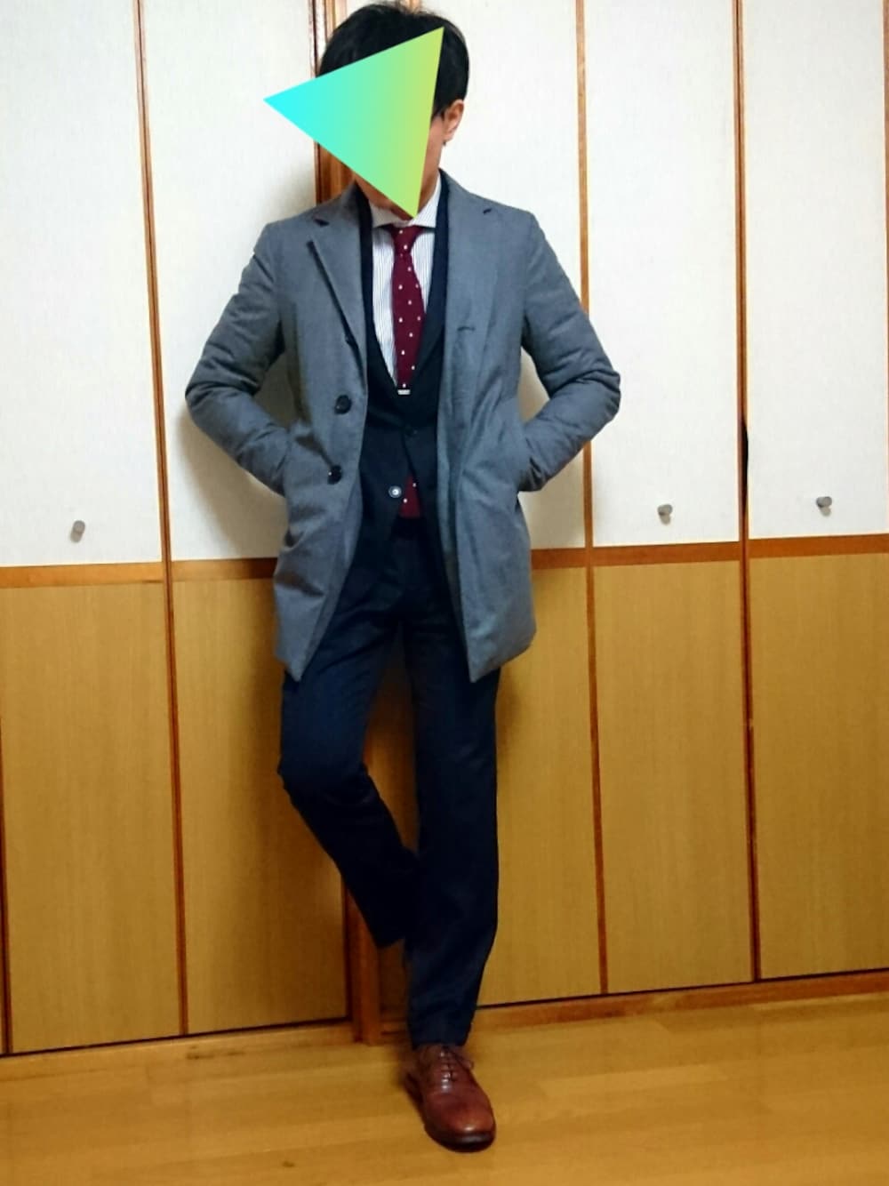 ブルー系のセットアップ、ブラウン系のドレスシューズ、グレー系のダウンジャケット/コートを着用したメンズの秋コーディネートの1枚目の写真