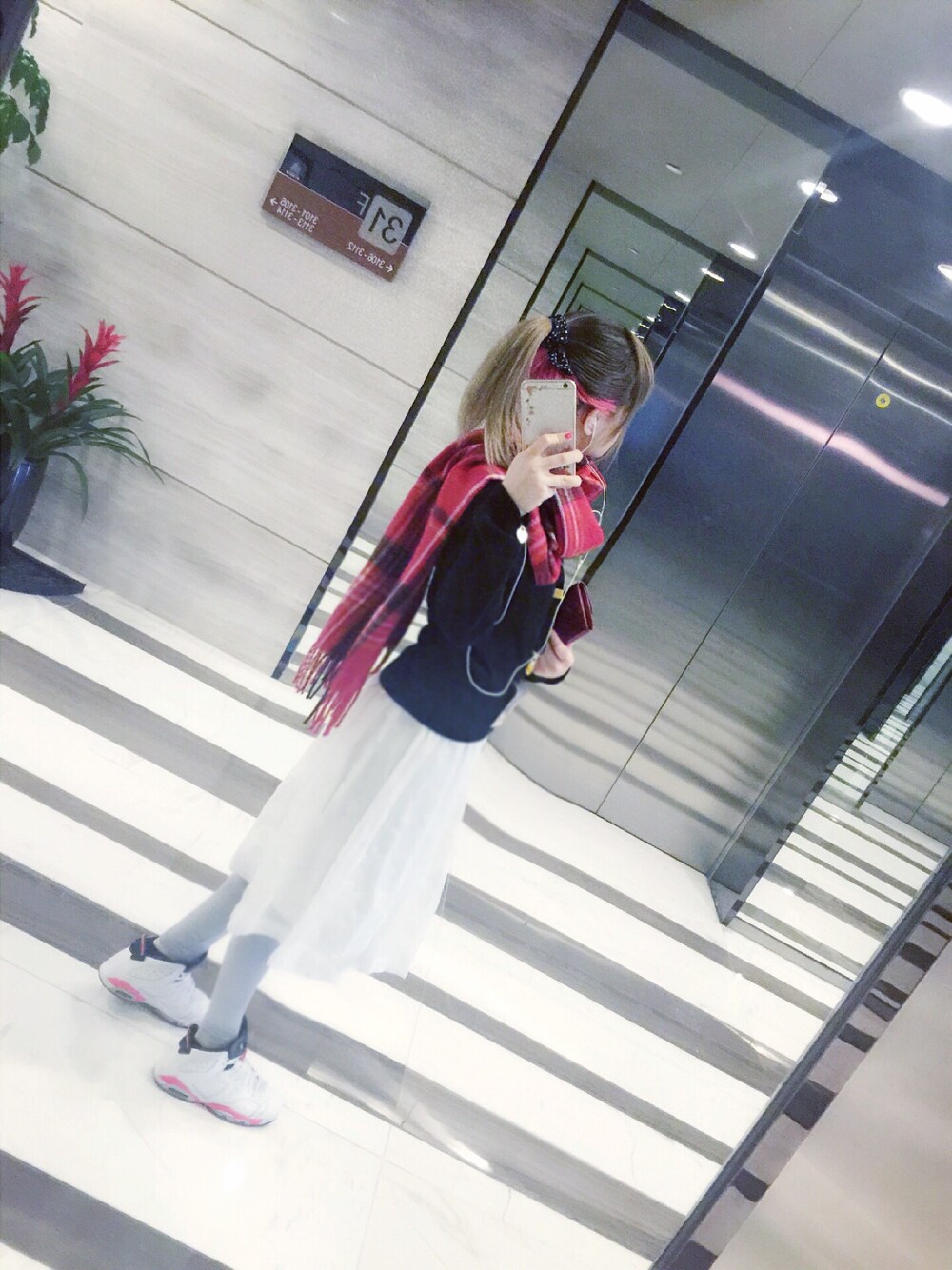 「AIR JORDAN、earth music&ecology、PLAY comme des garcons、pink、black、white、gray」｜「PLAY COMME des GARCONSのアイテム（チェスターコート、ブラック系）」を使った、JoylensCeciLさん（レディース・161cm）の冬コーディネートの1枚目の写真