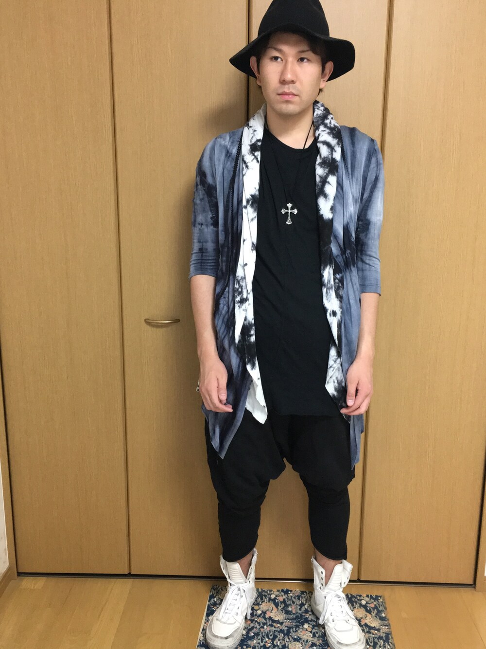 グレー系のカーディガン/ボレロ、ブラック系のTシャツ/カットソー、ブラック系のその他パンツを着用したメンズの春コーディネートの1枚目の写真