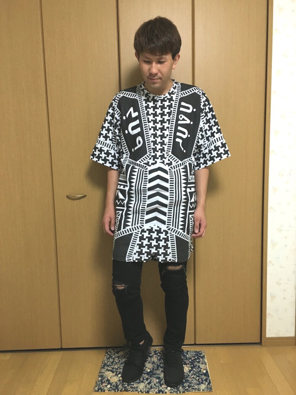 ブラック系のTシャツ/カットソー、ブラック系のその他パンツ、ブラック系のスニーカーを着用したメンズの秋コーディネートの1枚目の写真