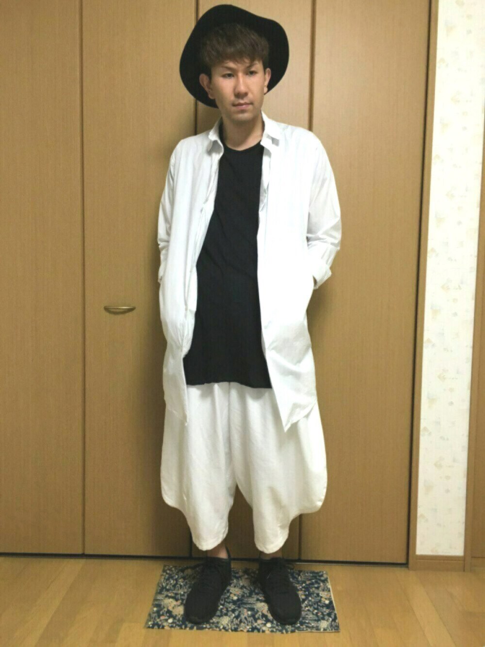ホワイト系のシャツ/ブラウス、ブラック系のTシャツ/カットソー、ホワイト系のその他パンツを着用したメンズの夏コーディネートの1枚目の写真