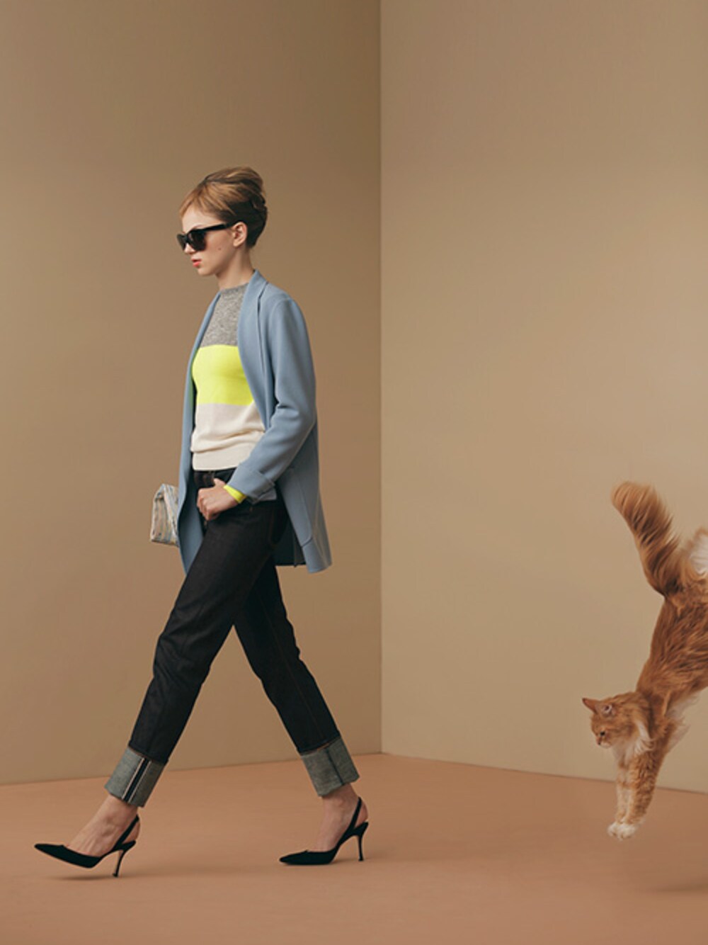 ブルー系のその他アウターを着用したレディースの秋コーディネートの1枚目の写真