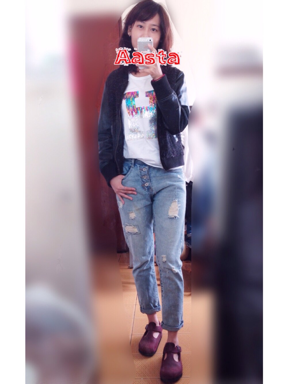 「ootd、autumn、denim、birkenstock」｜「BIRKENSTOCKのアイテム（シューズ、レッド系）」を使った、Aasta ＊Asukaさん（レディース・162cm）の秋コーディネートの1枚目の写真