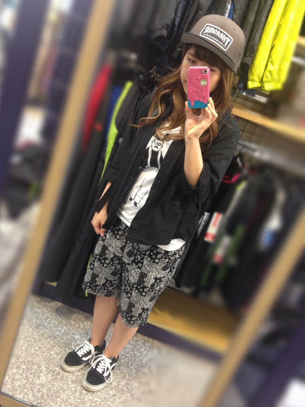 ブラック系のトップス、ホワイト系のTシャツ/カットソー、ブラック系のパンツを着用したレディースの春コーディネートの1枚目の写真