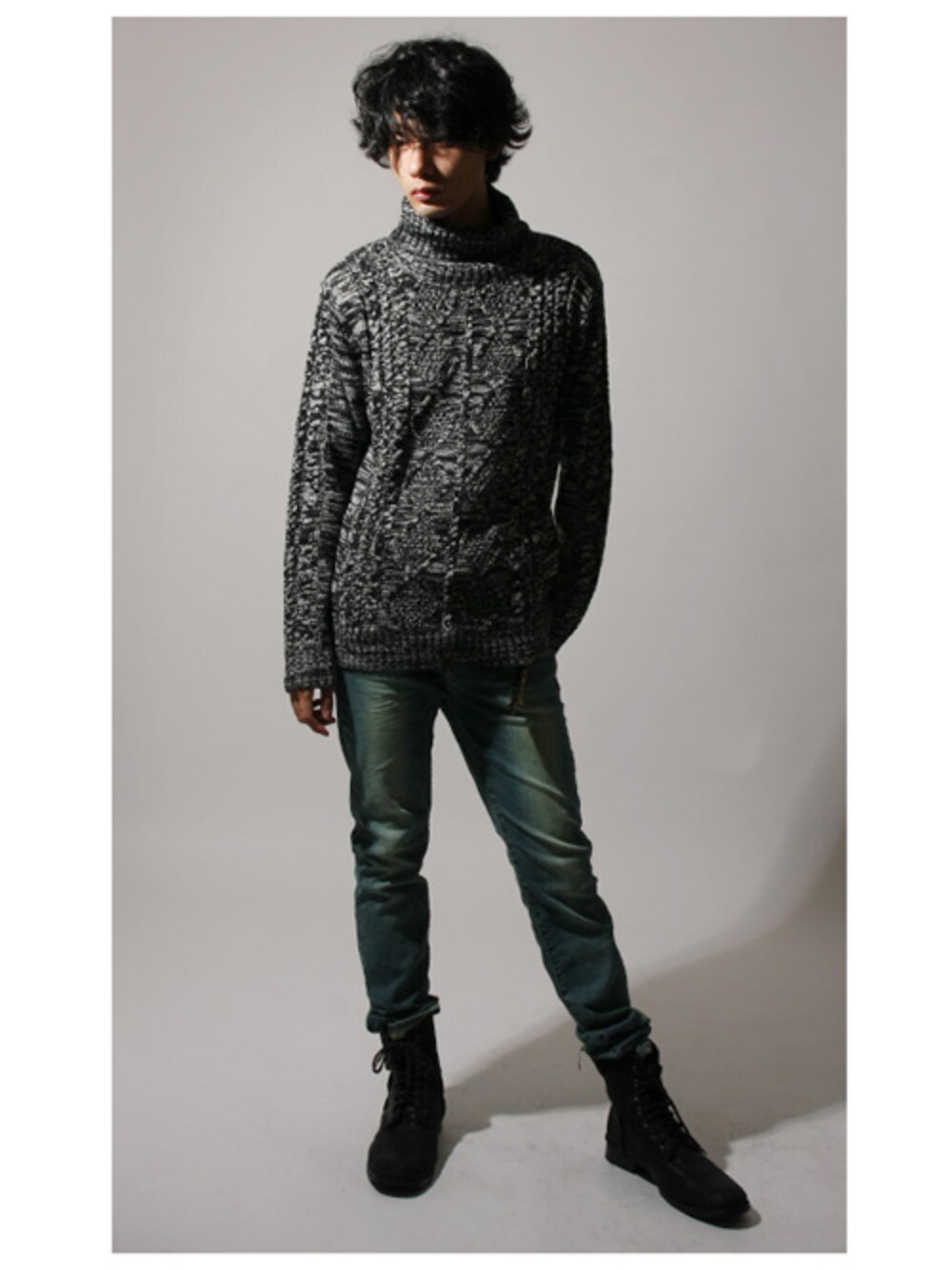 グレー系のニット/セーター、ブルー系のデニムパンツを着用したメンズの秋コーディネートの1枚目の写真