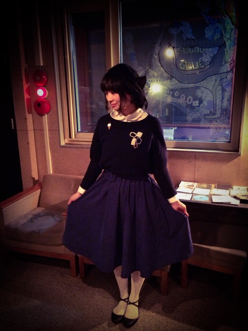 「ライブ衣装、フレアスカート、シャツ×ニット、ベレー帽」｜「bulle de savonのアイテム（ニット/セーター、ブルー系）」を使った、asumiさん（レディース・158cm）の秋コーディネートの1枚目の写真