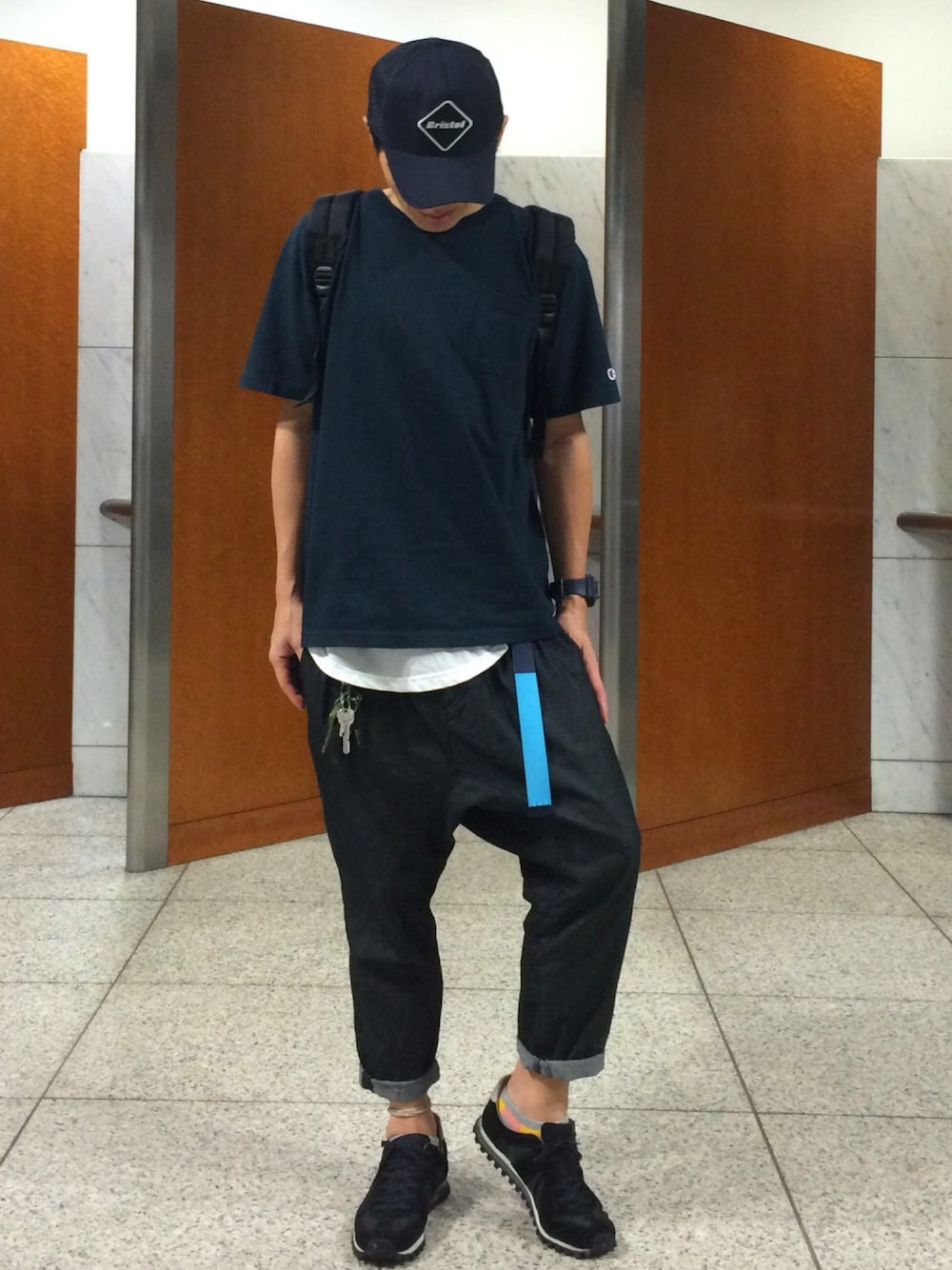 ブルー系のTシャツ/カットソー、ホワイト系のTシャツ/カットソー、ブラック系のデニムパンツを着用したメンズの秋コーディネートの1枚目の写真