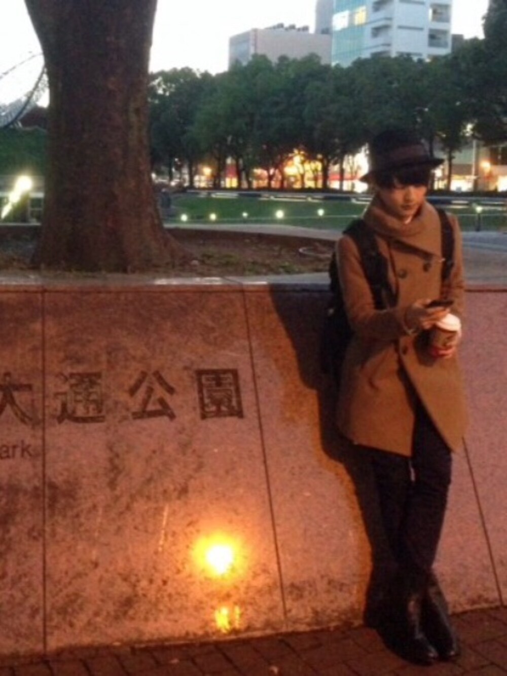 ブラック系のピーコート、ブルー系のその他パンツ、ブラック系のブーツを着用したメンズの秋コーディネートの1枚目の写真