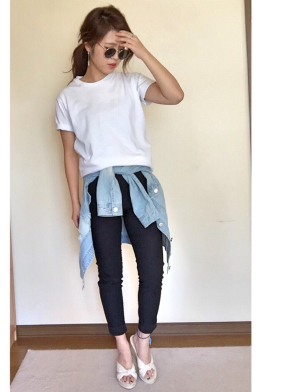 ホワイト系のTシャツ/カットソー、ブラック系のパンツ、ブルー系のデニムジャケットを着用したレディースの春コーディネートの1枚目の写真