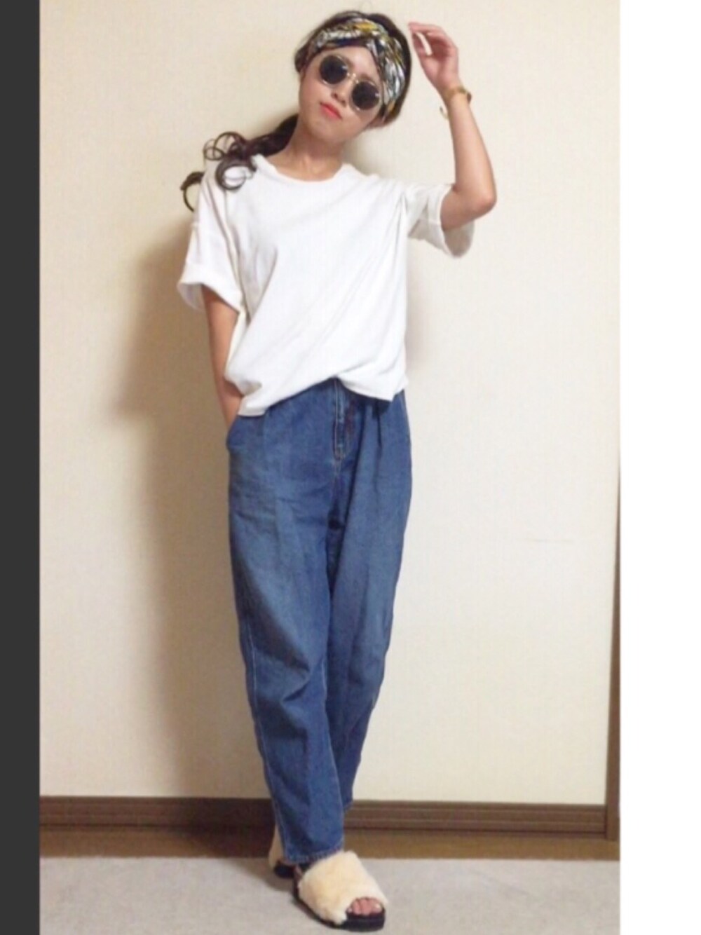 「オトナカジュアル、カジュアル、シンプル、プチプラコーデ、GU、白Tシャツ、デニム、ハイウエストマムジーンズ、ファーサンダル、きれいめカジュアル」｜「MURUAの【LIFE STYLE】ﾂｨｽﾄﾀｰﾊﾞﾝ（その他ヘアアクセサリー、イエロー系）」を使った、Miiさん（レディース・159cm）の夏コーディネートの1枚目の写真