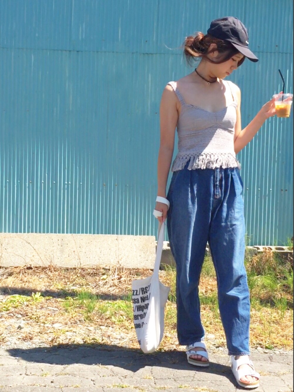 グレー系のTシャツ/カットソー、ブルー系のデニムパンツ、ゴールド系のチョーカーを着用したレディースの夏コーディネートの1枚目の写真