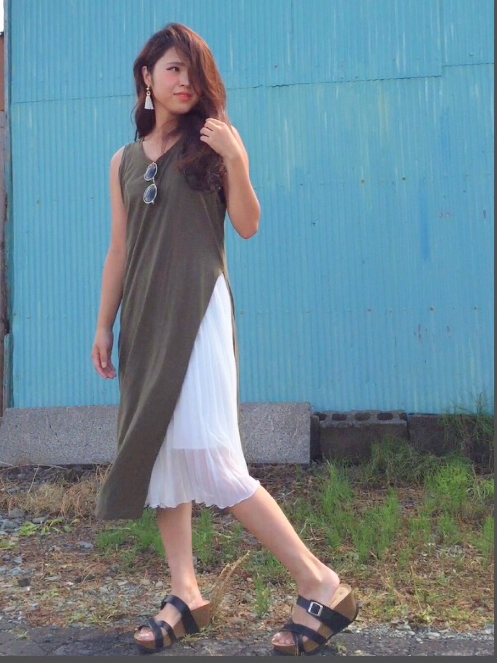 グリーン系のTシャツ/カットソー、ホワイト系のスカート、ブラック系のサンダルを着用したレディースの夏コーディネートの1枚目の写真