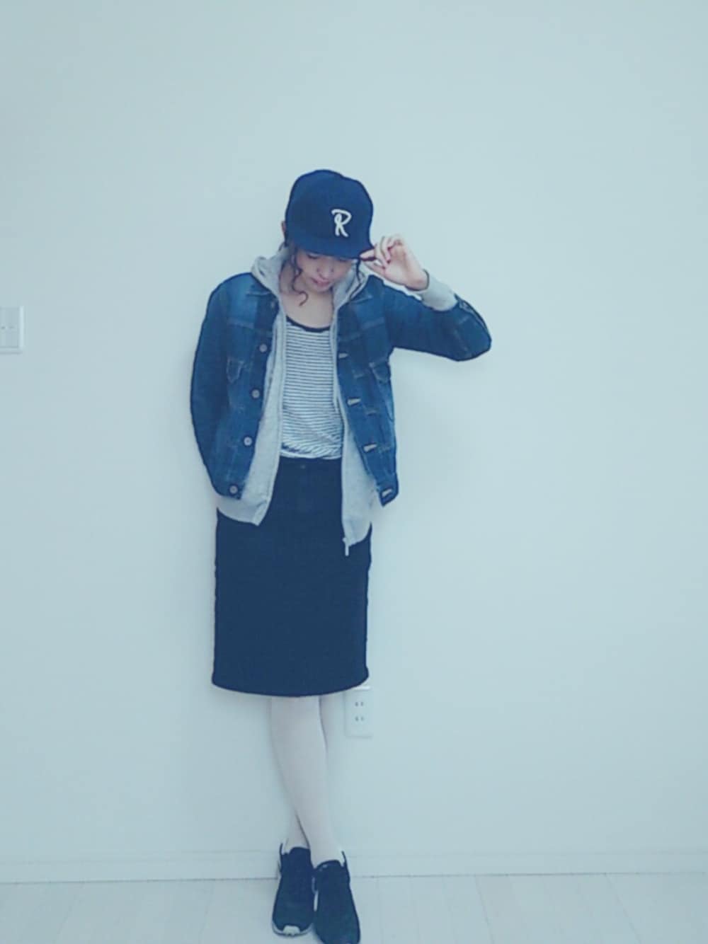 ブルー系のデニムジャケット、グレー系のパーカー、ホワイト系のTシャツ/カットソーを着用したレディースの冬コーディネートの1枚目の写真