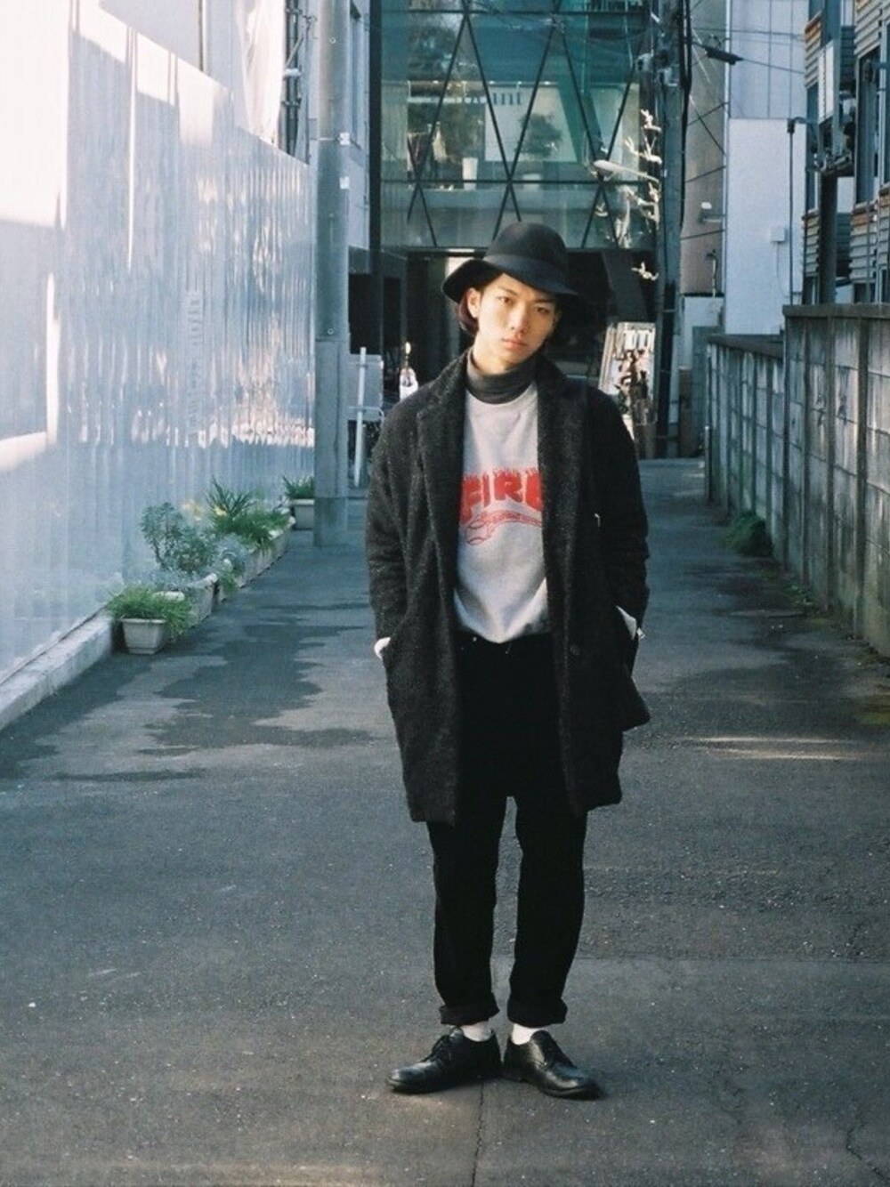 「古着、スウェット、コート、チェスターコート、fashion、冬、TOKYO」｜「RAGE BLUE ドレスシューズ（ドレスシューズ、ブラック系）」を使った、h1さん（メンズ・171cm）の夏コーディネートの1枚目の写真