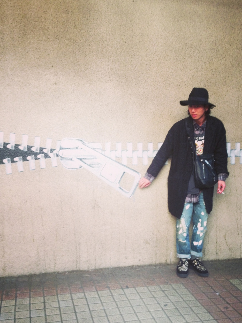 「fashion、TOKYO、冬、コート、チェスターコート、JOYRICH、UNDERGROUND」｜「古着のアイテム（テーラードジャケット、ブラック系）」を使った、h1さん（メンズ・171cm）の夏コーディネートの1枚目の写真