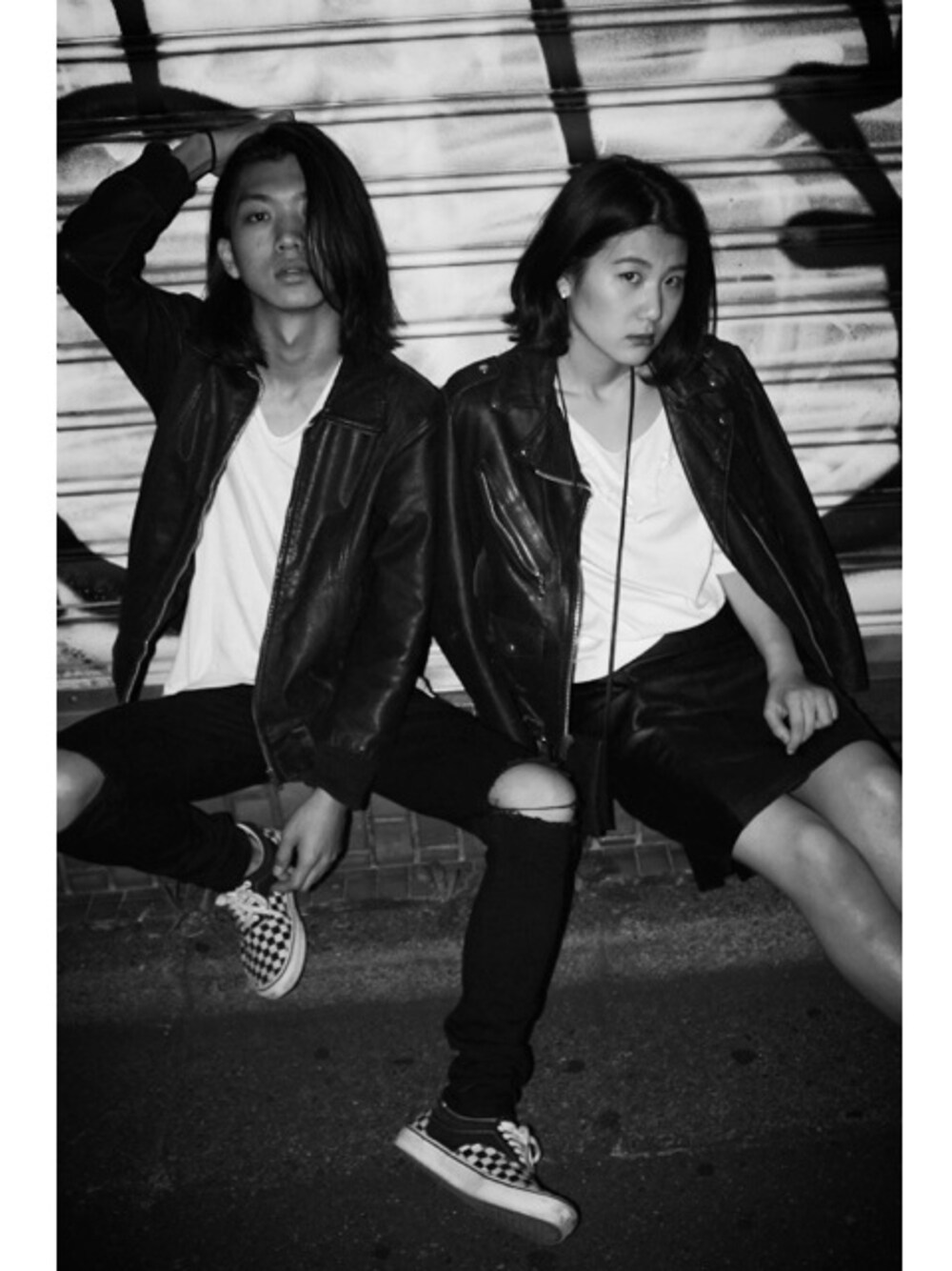 「シロティシャツ、ライダース、ダメージジーンズ、黒スキニー、古着、撮影、サロン帰り」｜「VANSのアイテム（スニーカー、ブラック系）」を使った、h1さん（メンズ・171cm）の夏コーディネートの1枚目の写真