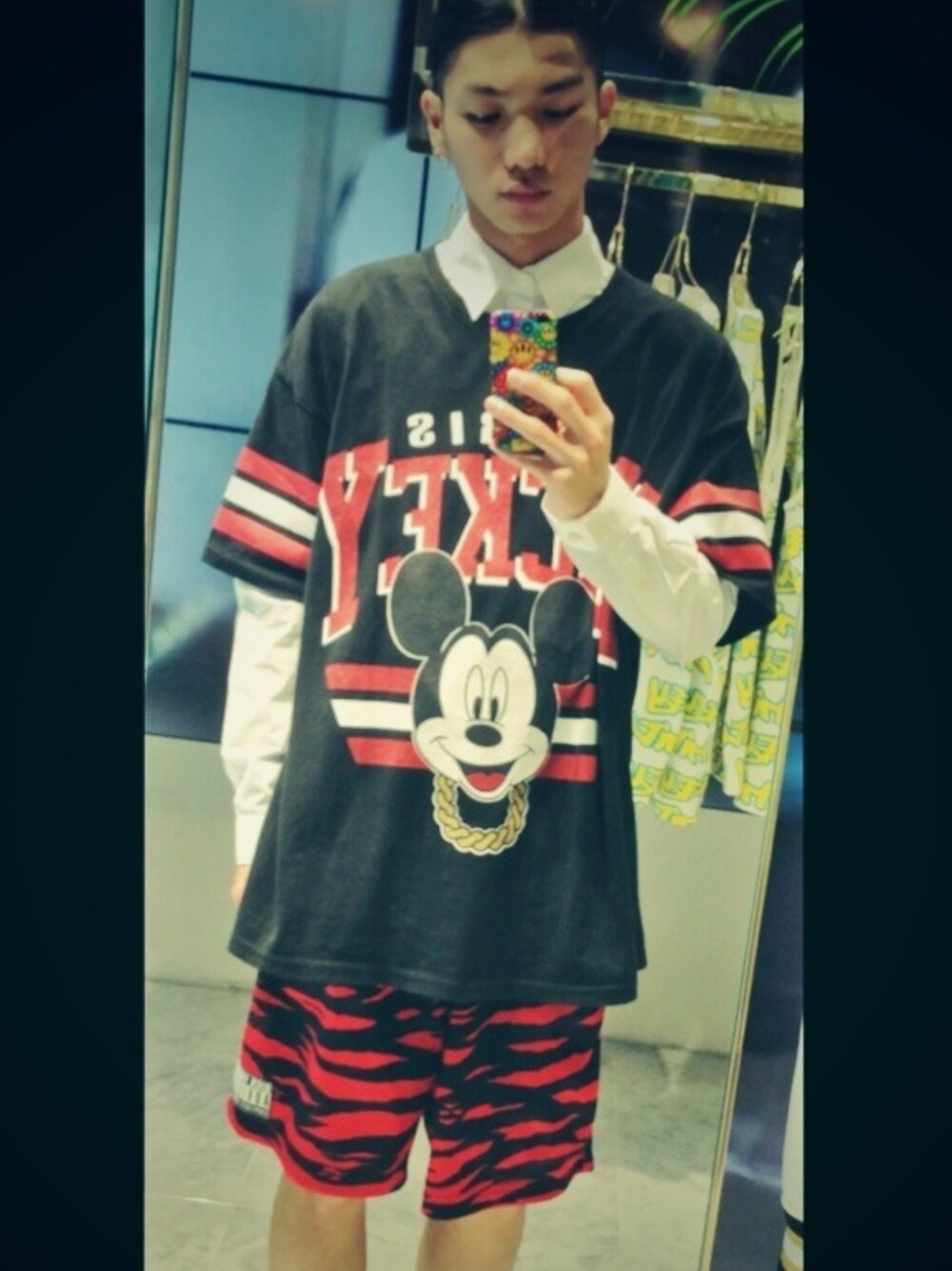 「JOYRICH」｜「JOYRICHのアイテム（Tシャツ/カットソー、ブラック系）」を使った、h1さん（メンズ・171cm）の夏コーディネートの1枚目の写真