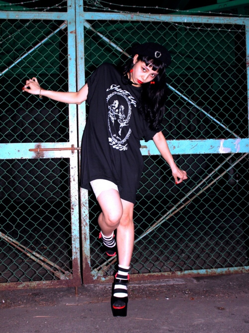 「drugparty、原宿、ファッション」｜「DRUG PARTYのアイテム（Tシャツ/カットソー、ブラック系）」を使った、h1さん（メンズ・171cm）の夏コーディネートの1枚目の写真