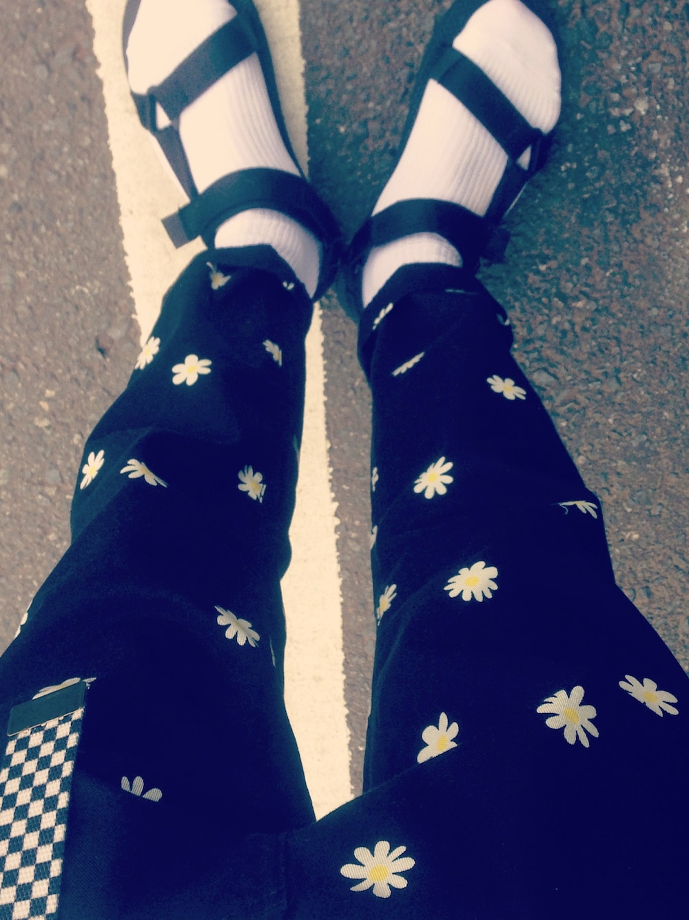 「SHIPS、teva、デイジー柄、クロップドパンツ、チノパン、カジュアル」｜「SHIPSのアイテム（その他パンツ、ブラック系）」を使った、h1さん（メンズ・171cm）の夏コーディネートの1枚目の写真