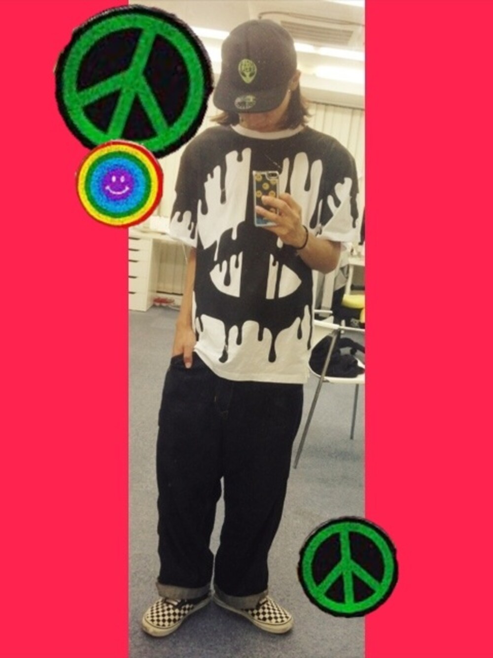 「GERLAN JEANS、ストリート、デニム、ロールアップ、VANS、ピースマーク、RNA、キャップ、Tシャツ」｜「RNAのアイテム（デニムパンツ、ブルー系）」を使った、h1さん（メンズ・171cm）の夏コーディネートの1枚目の写真