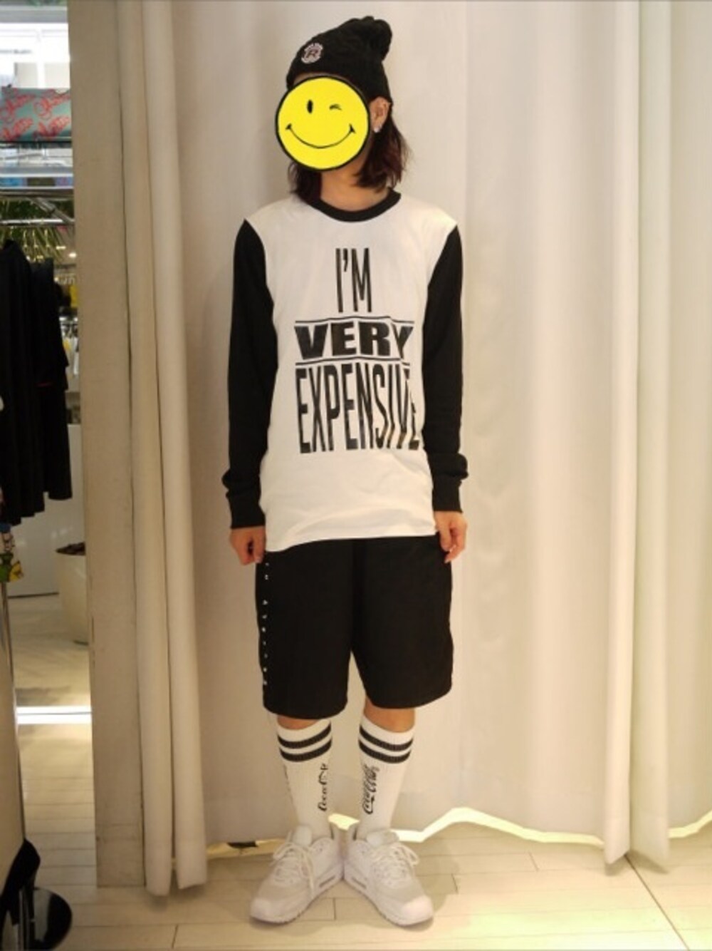 「JOYRICH、AW、原宿、ナイキ、ロングTシャツ、ニット帽」｜「JOYRICHのI'm Very Expensive L/S Tee（Tシャツ/カットソー、ホワイト系）」を使った、h1さん（メンズ・171cm）の秋コーディネートの1枚目の写真