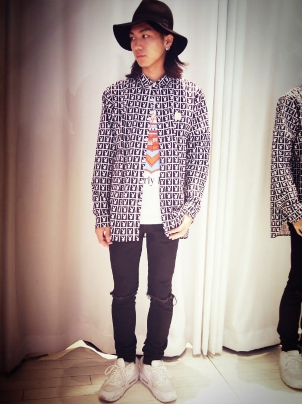 「JOYRICH、スキニーデニム、PLAYBOY、シャツスタイル、ハット」｜「JOYRICHのアイテム（シャツ/ブラウス、ブラック系）」を使った、h1さん（メンズ・171cm）の秋コーディネートの1枚目の写真