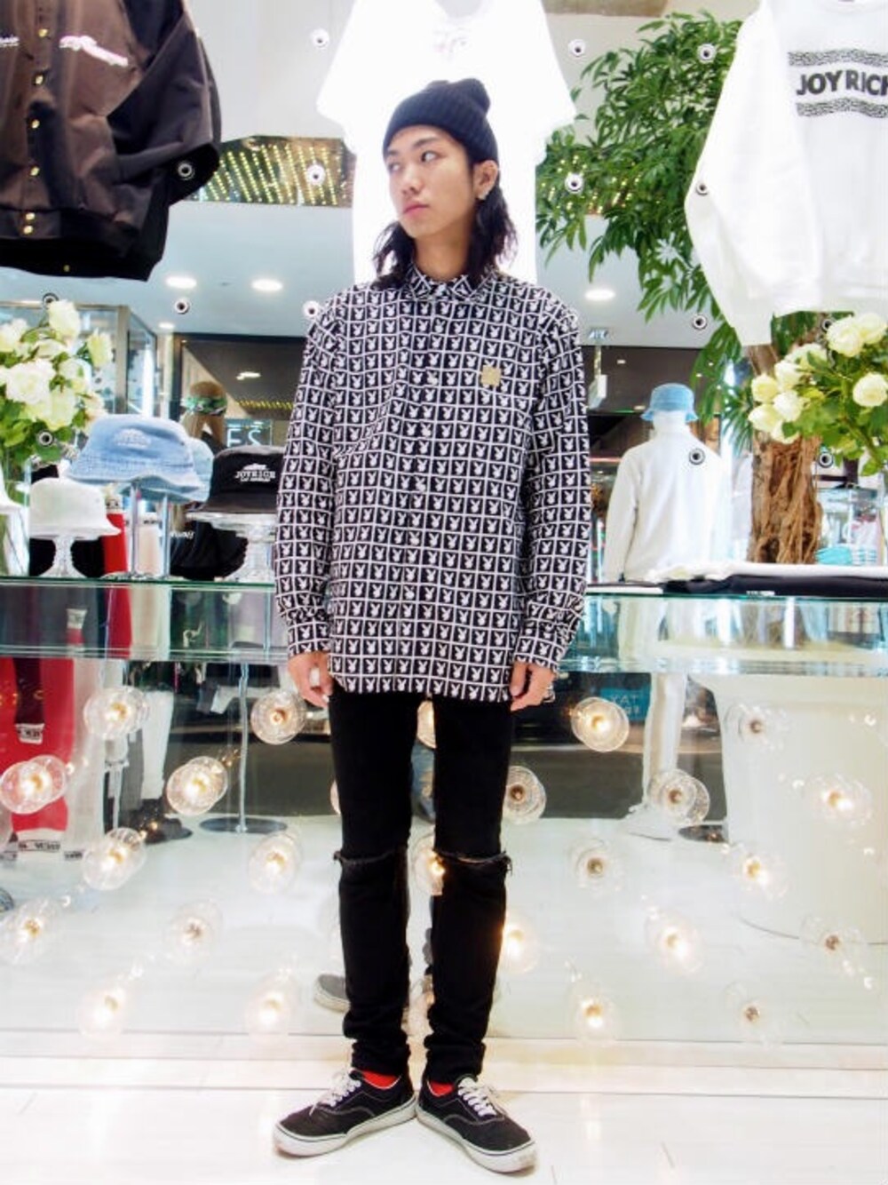 「JOYRICH、シャツスタイル、shirts、PLAYBOY、スキニーデニム、VANS、店頭コーデ、原宿、東京、ニット帽」｜「JOYRICHのアイテム（シャツ/ブラウス、ブラック系）」を使った、h1さん（メンズ・171cm）の秋コーディネートの1枚目の写真