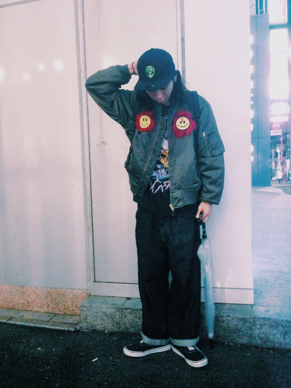 「MA1、カーキ、デニム、古着」｜「RNAのアイテム（デニムパンツ、ブルー系）」を使った、h1さん（メンズ・171cm）の秋コーディネートの1枚目の写真