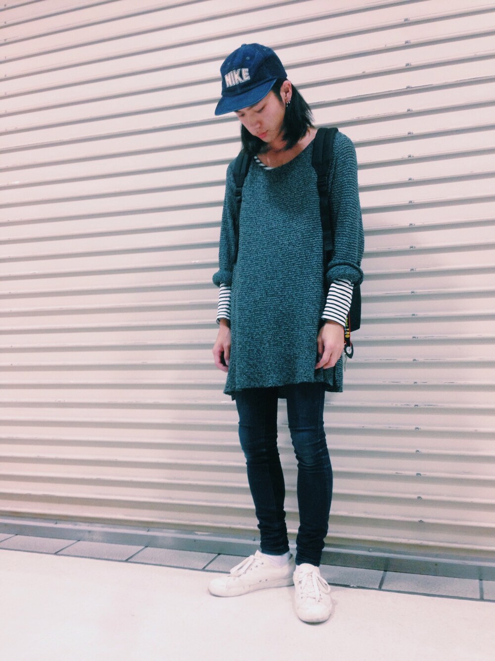 「古着、NIKE、ニット、スキニーデニム、キャップ、ホワイト、スニーカー」｜「古着のアイテム（ニット/セーター、グレー系）」を使った、h1さん（メンズ・171cm）の秋コーディネートの1枚目の写真