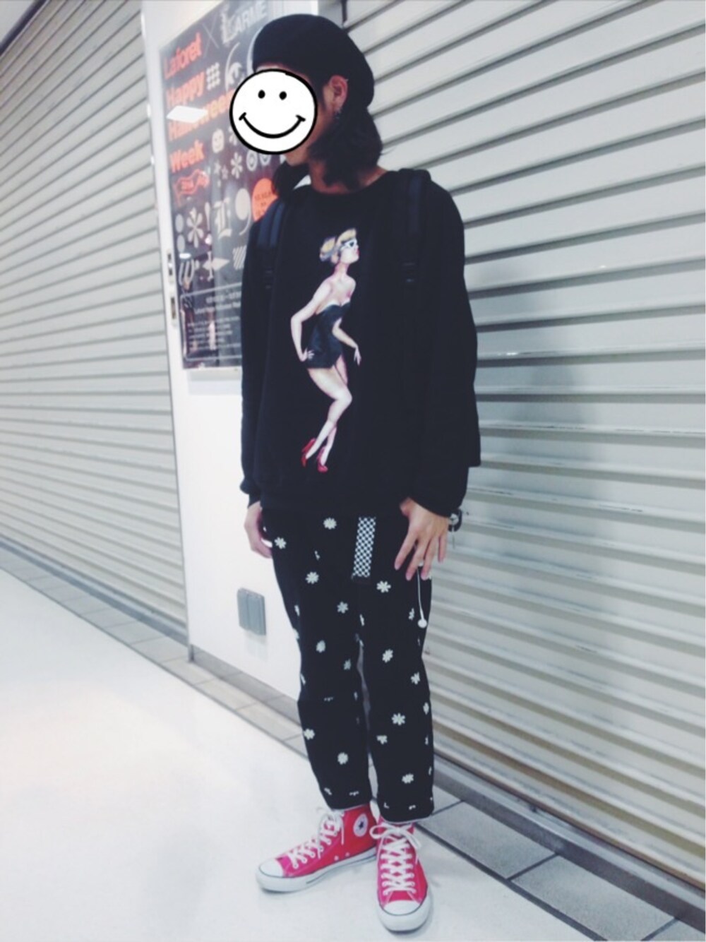 「JOYRICH、SHIPS、コンバース、ベレー帽、カジュアル、黒、クロップドパンツ、スウェット」｜「SHIPS JET BLUEのSGS: フラワー/リラックス テーパード パンツ（チノパンツ、ブラック系）」を使った、h1さん（メンズ・171cm）の秋コーディネートの1枚目の写真