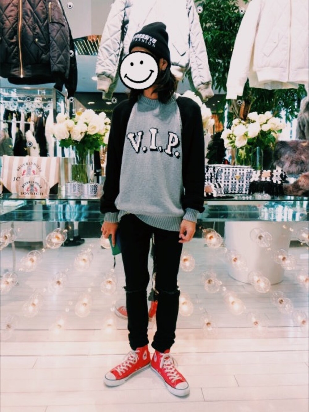 「グレーのニット、ニット、JOYRICH、スキニーデニム、コンバース、ニット帽」｜「JOYRICHのV.I.P Knit Crew（ニット/セーター、ブラック系）」を使った、h1さん（メンズ・171cm）の秋コーディネートの1枚目の写真