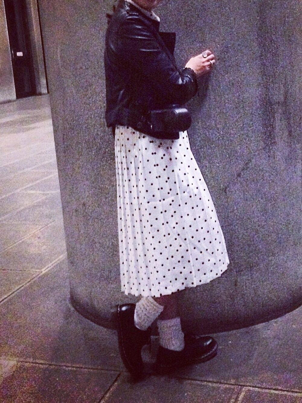 「Dr.Martens、柄ワンピース、柄シャツ、柄スカート、レザー、レザージャケット、black and white、ブラック×ホワイト、靴下」｜「saladのアイテム（ライダースジャケット、ブラック系）」を使った、#HeidiStyleさん（レディース・161cm）の冬コーディネートの1枚目の写真