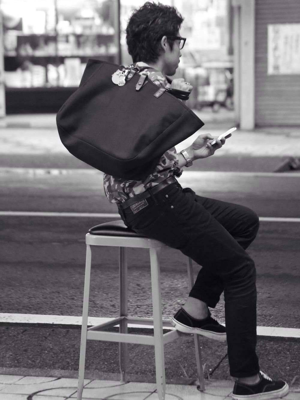 「Rags Mcgregor、PORTER、totebag」｜「RAGS McGREGOR のアイテム（トートバッグ、ブラック系）」を使った、杉本一さん（メンズ・178cm）の夏コーディネートの1枚目の写真