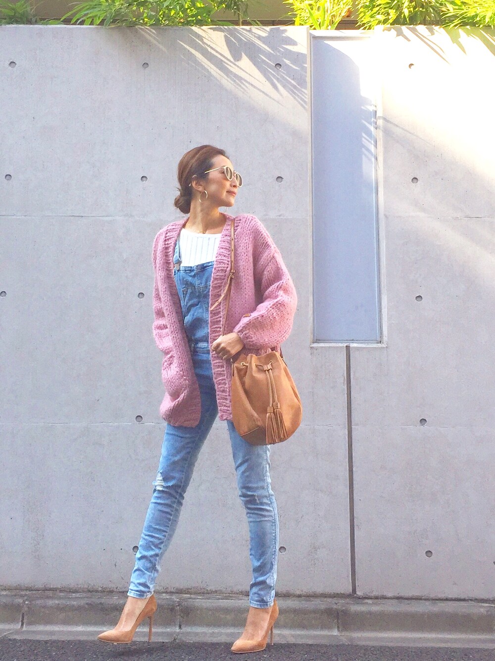 「オトナカジュアル、休日スタイル、ZARA、UNIQLO、jcrew、manolo blahnik、11am、プチプラ、ママコーデ、サロペット」｜「11AMのアイテム（カーディガン/ボレロ、ピンク系）」を使った、Honey_conaさん（レディース・164cm）の冬コーディネートの1枚目の写真