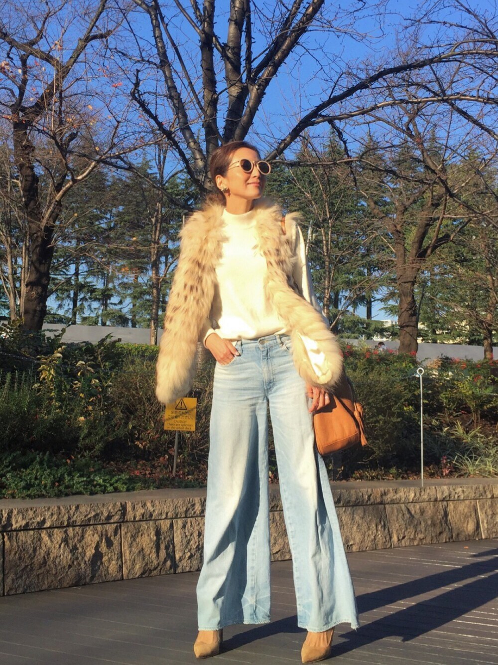 「オトナカジュアル、ロンハーマン、RIM.ARK、ワイドデニム、manolo blahnik、パンツスタイル、カジュアル、outfit、ootd、Ron Herman」｜「RIM.ARKのアイテム（ニット/セーター、ホワイト系）」を使った、Honey_conaさん（レディース・164cm）の冬コーディネートの1枚目の写真