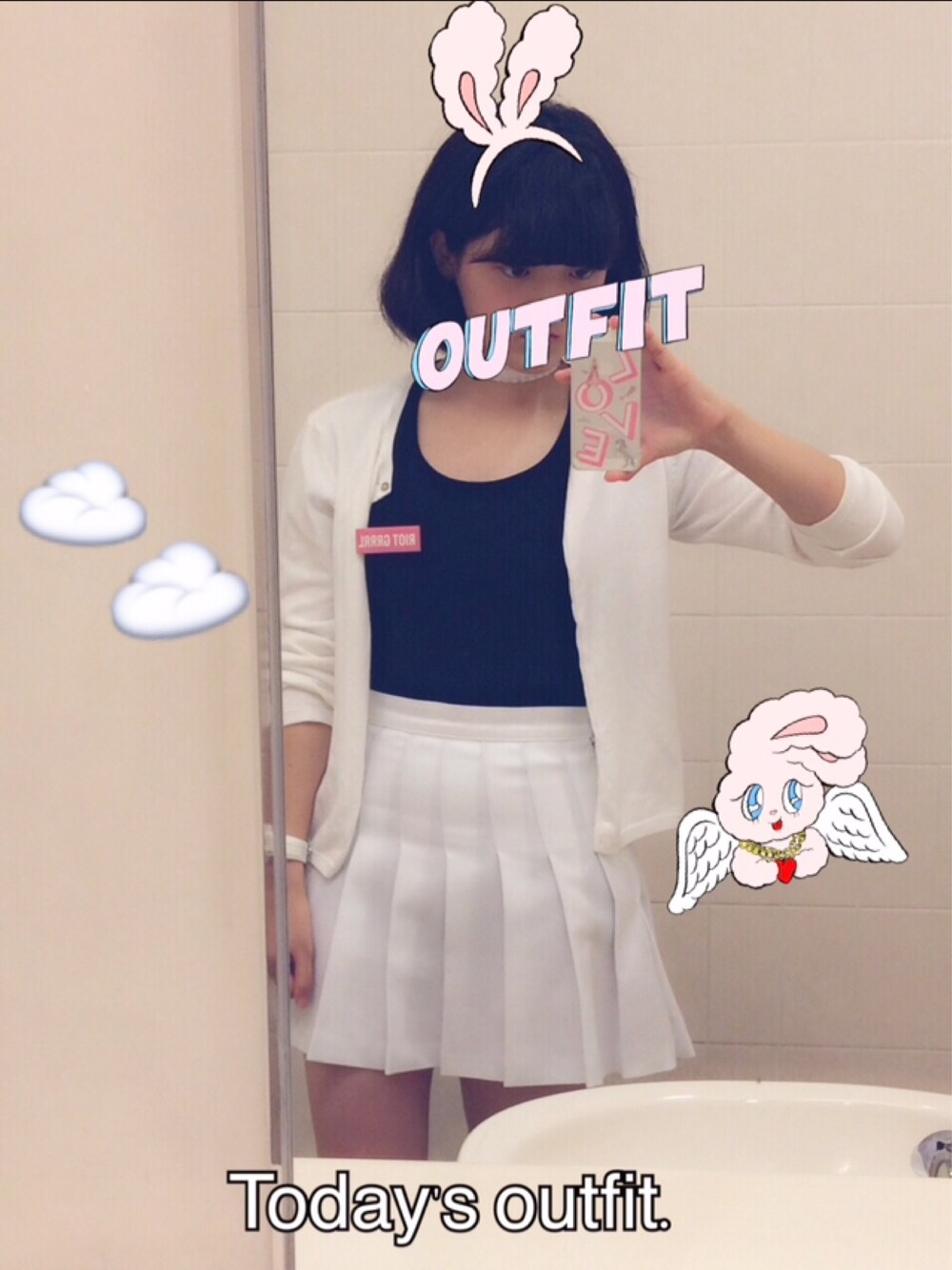 ホワイト系のスカート、ブラック系のTシャツ/カットソー、ブラック系のスニーカーを着用したレディースの夏コーディネートの1枚目の写真