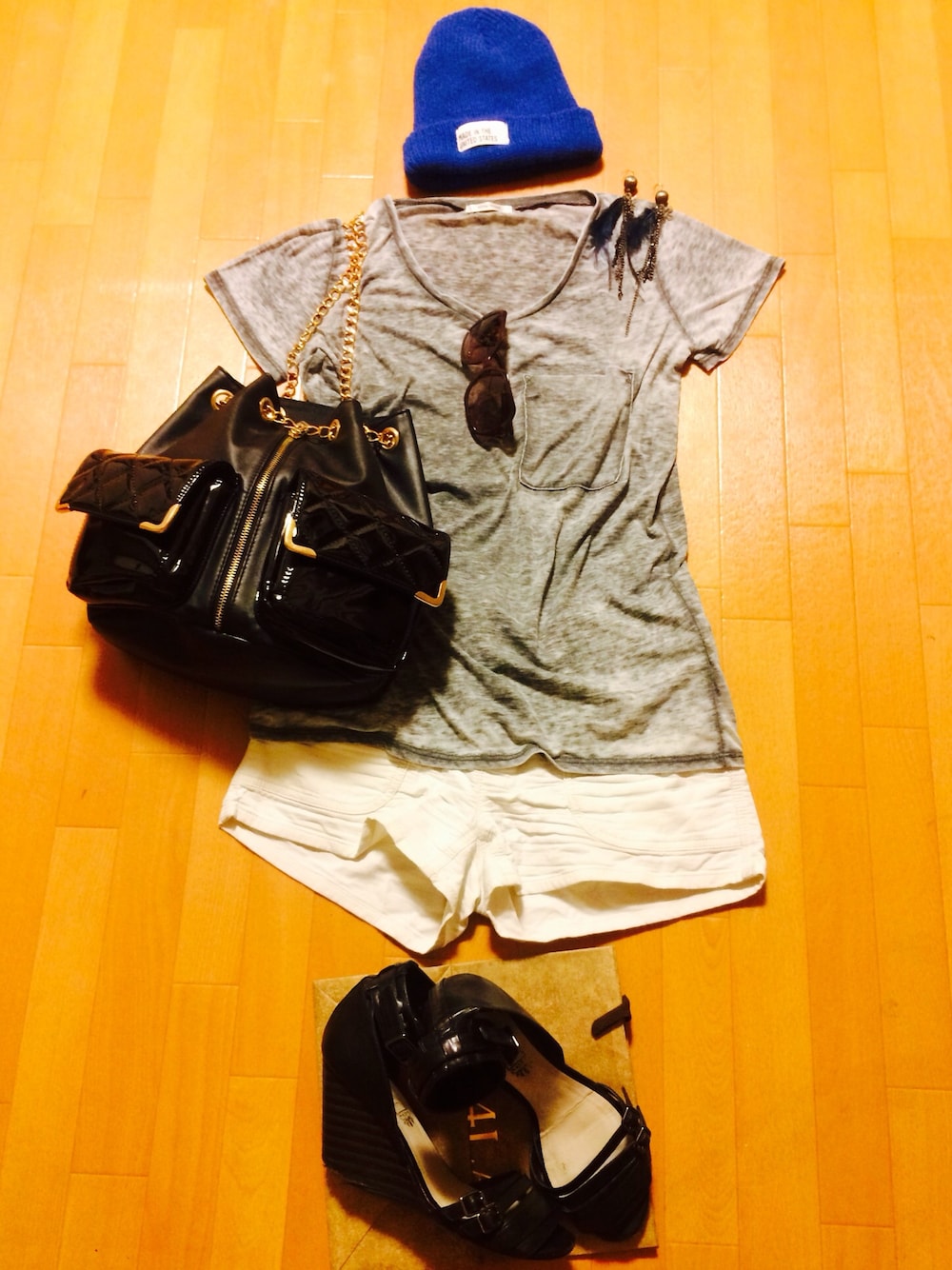 ブラック系のバックパック/リュック、ブラック系のサンダル、ブラウン系のサングラスを着用したレディースの夏コーディネートの1枚目の写真