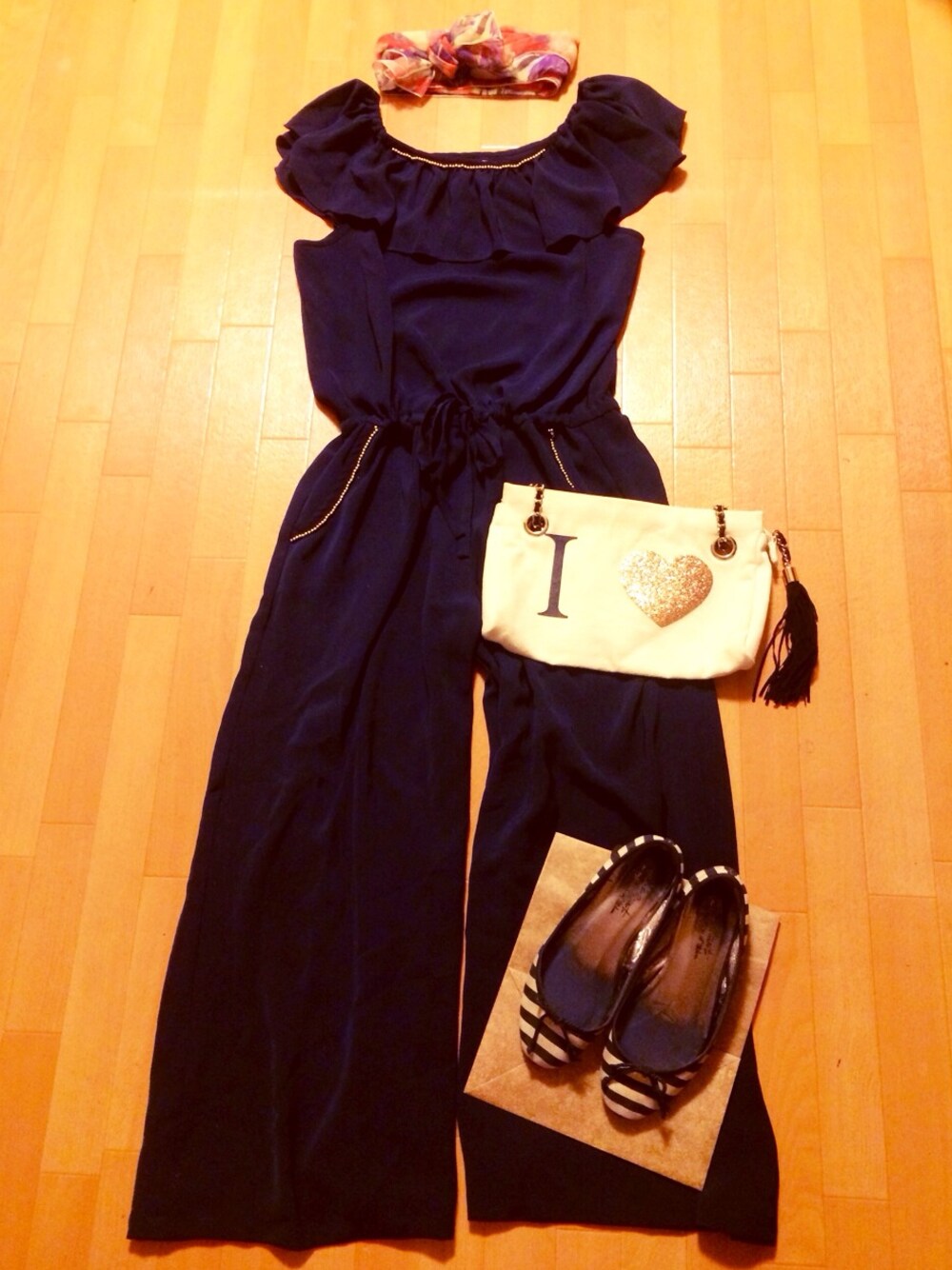 ゴールド系のショルダーバッグ、その他のバレエシューズ、オレンジ系のストール/ショールを着用したレディースの夏コーディネートの1枚目の写真