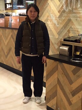 「アイテム（ダウンベスト、ブラウン系）」を使った、Eddie さん（メンズ・168cm）の冬コーディネート