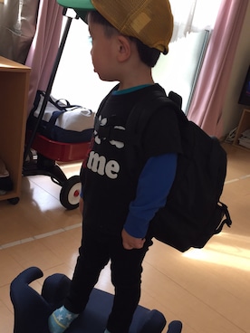 「abcd（ナシ）のアイテム（バックパック/リュック）」を使った、もっささん（キッズ・90cm）の春コーディネート