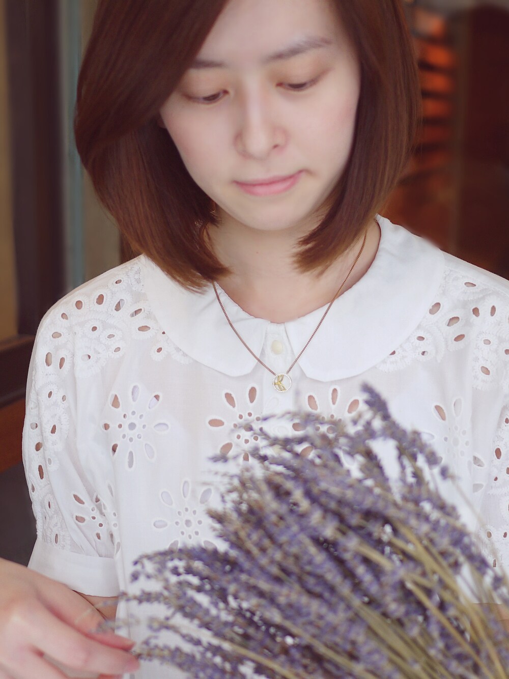 「gold、white、necklace、lady、momosmarch、字母」｜「momo's marchの《You, Me & She｜妳和我與她》30歲的我字母項鍊（外框鑲鑽） (U)（その他、その他）」を使った、momo'smarch_handmade_jewelleryさん（レディース・165cm）の冬コーディネートの1枚目の写真