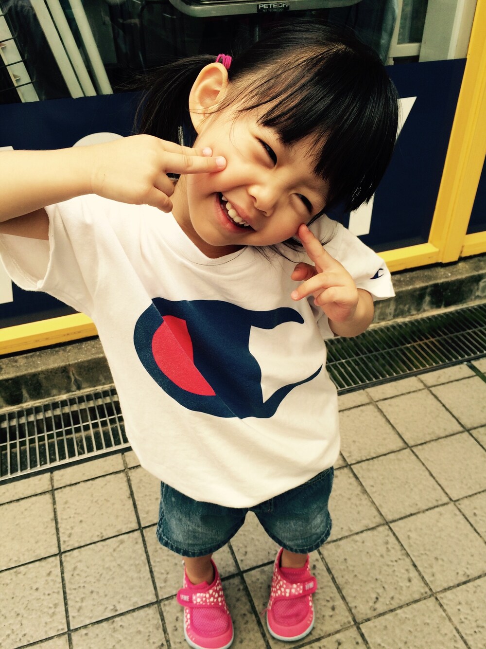 「Championのアイテム（Tシャツ/カットソー、ホワイト系）」を使った、あり♡えりさん（キッズ・90cm）の夏コーディネートの1枚目の写真