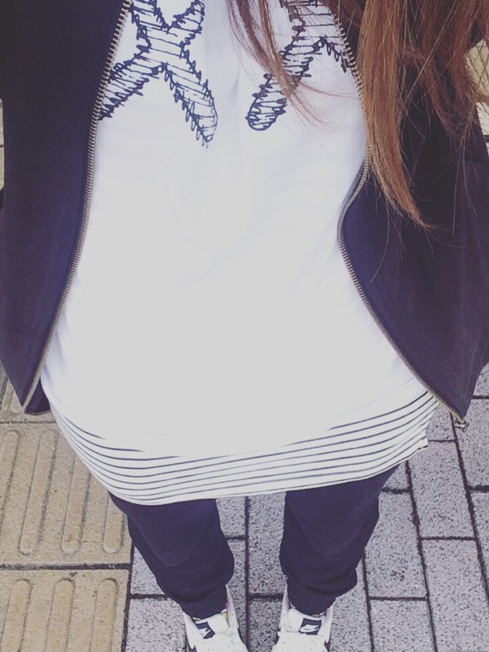 「カジュアル」｜「KAWSのアイテム（Tシャツ/カットソー、ホワイト系）」を使った、あり♡えりさん（レディース・153cm）の夏コーディネートの1枚目の写真