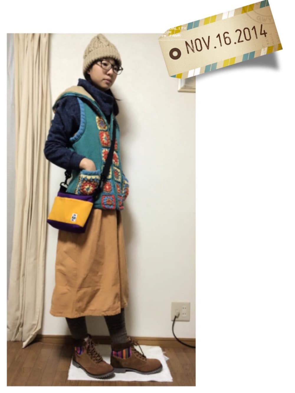 「チチカカ、タートルネック、ワンピース、ワークブーツ、ニット帽、スポーツミックス、おでかけ、ニットベスト」｜「チチカカのアイテム（ベスト、ブルー系）」を使った、しゅんさん（レディース・168cm）の秋コーディネートの1枚目の写真