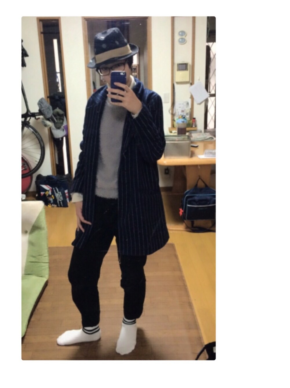 「柄スニーカー、ハット、ラインソックス、着まわし、白タートルネック」｜「Doublefocusの何コート？（トレンチコート、ブルー系）」を使った、しゅんさん（レディース・168cm）の冬コーディネートの1枚目の写真