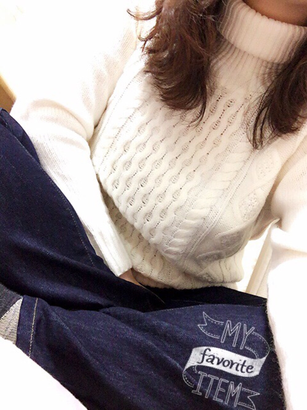 その他のトップス、ブルー系のデニムパンツ、ピンク系のアナログ腕時計を着用したレディースの秋コーディネートの1枚目の写真